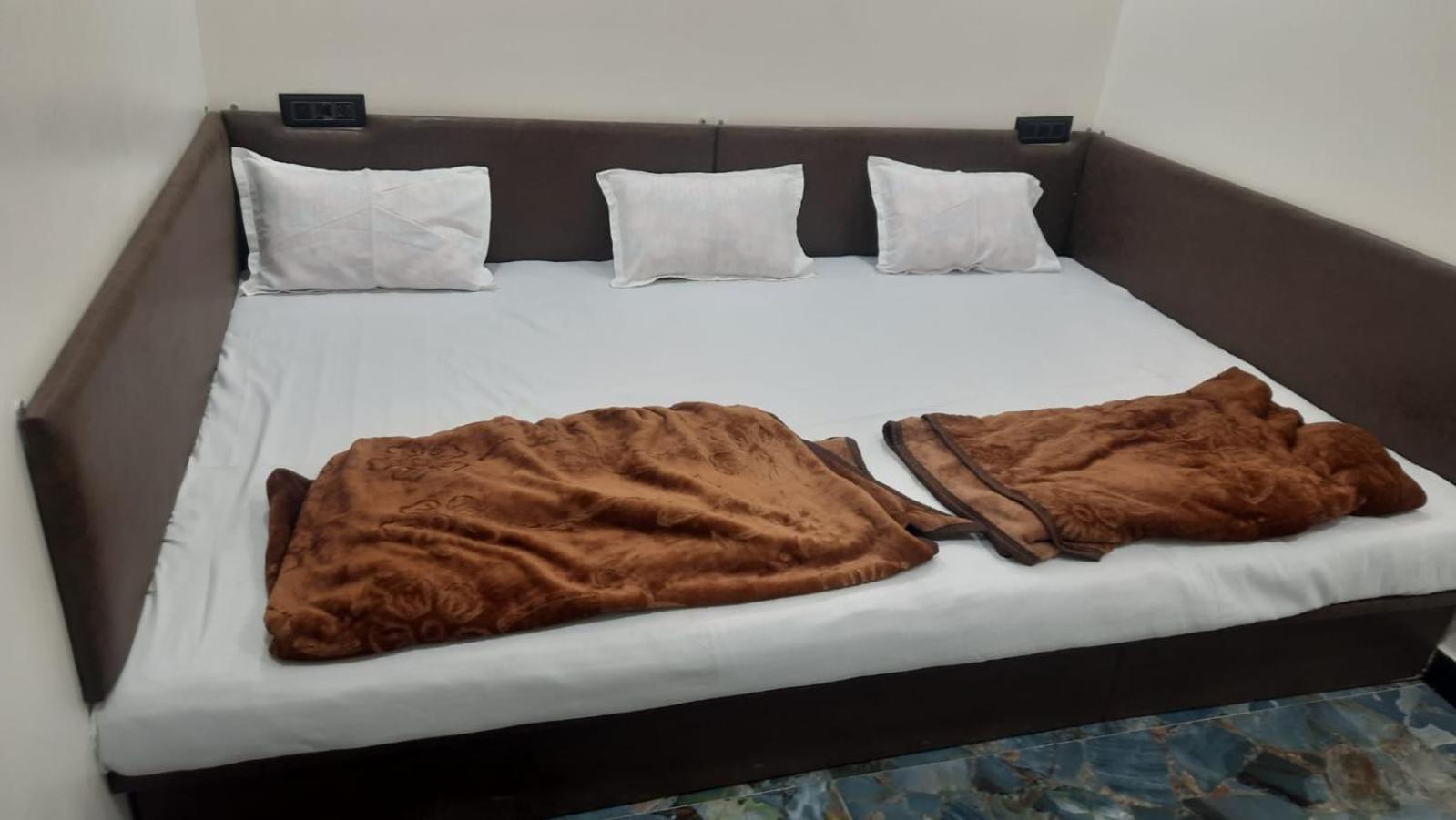 Golden Guest House Уджайн Екстериор снимка